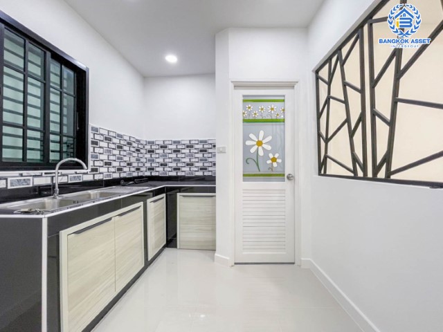 *****บ้านแฝดมือสองชั้นเดียว ย่านนนทบุรี ม.รวยรื่น ติวานนท์  บ้านสวยตกแต่งใหม่เหมือนมือหนึ่ง บนเนื้อที่ 32 ตร.ว. มาพร้อมฟังก์ชัน 3 ห้องนอน 3 ห้องน้ำ จอดรถ 1 คัน  บนทำเลศักยภาพ เชื่อมต่อถนนหลายเส้นทาง ใกล้จุดขึ้นทางด่วนงามวงศ์วาน และ รถไฟฟ้าสถานีกระทรวงสาธารณสุข เติมเต็มด้วยสิ่งอำนวยความสะดวกครบครัน